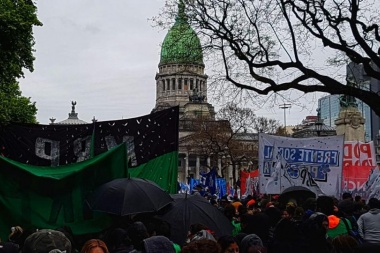 Multitudinaria manifestación en el Congreso contra el ajuste de Macri y el FMI