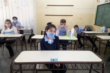 De a poco, los estudiantes vuelven a las aulas, pero en la Argentina aún se está lejos