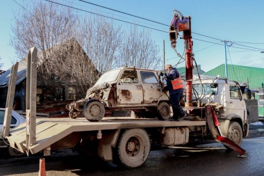 Retiran autos abandonados y chatarra en la calle Isla Año Nuevo