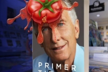 En una librería intervinieron con un “tomatazo” el cartel de Mauricio Macri para anunciar que no venderán su libro