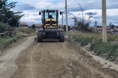 Realizan el mantenimiento de calles en barrios de Ushuaia