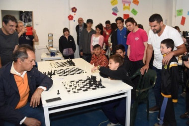 Vuoto, Scioli y Rodriguez jugaron ajedrez con los chicos de los talleres municipales