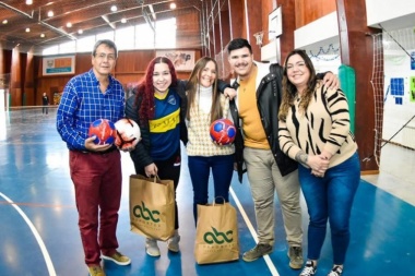 La Municipalidad entregó material deportivo al colegio Ernesto Sábato