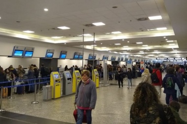 Paro de controladores aéreos: cómo afecta los vuelos en Aeroparque y Ezeiza