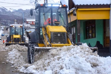La Municipalidad realizó tareas de limpieza de nieve y hielo en calle Perón