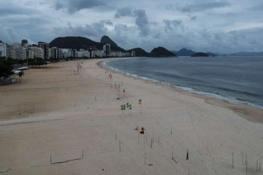 Río de Janeiro está al borde del colapso sanitario y cerró sus playas para contener la segunda ola del coronavirus
