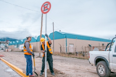 Colocan nueva cartelería vial en la ampliación de  Perito Moreno
