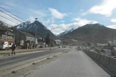 La Municipalidad de Ushuaia realiza la limpieza de la Avenida Perito Moreno y barrios próximos