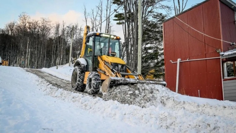 Operativo Invierno: El Municipio continúa con el despeje y limpieza de las calles