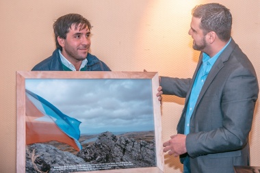 La bandera de Tierra del Fuego que flameó en Malvinas quedó a resguardo del municipio