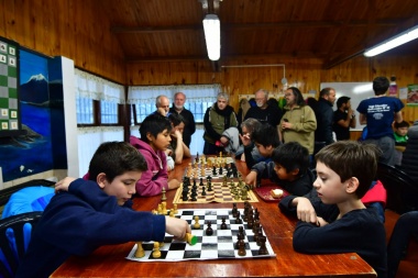 "Jaque de campeones" con delegaciones de toda la provincia y profesionales del ajedrez