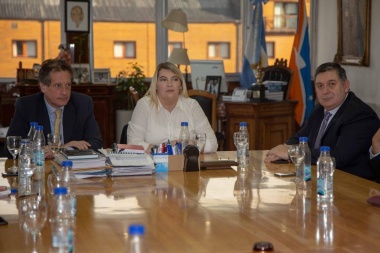 La gobernadora reunió al equipo económico para monitorear la crisis nacional
