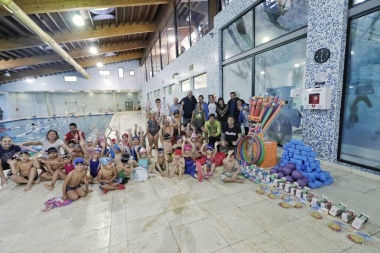 Las escuelas municipales de vóley y natación recibieron equipamiento deportivo