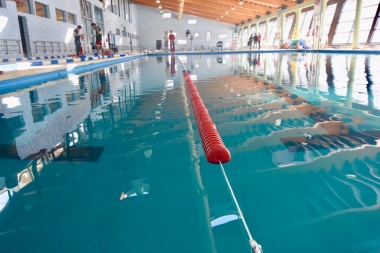 Cambio de andariveles en el natatorio del Polo Deportivo Andorra