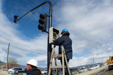 Continúa la renovación de semáforos en Ushuaia