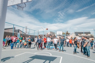 La Municipalidad inauguró el playón de básquet del barrio San Salvador