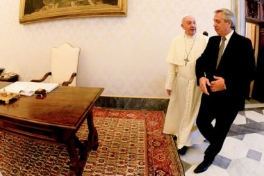 Elogios a Perón, abrazos y un mensaje de "paz" para los argentinos: así fue un encuentro de Alberto F. con el papa Francisco