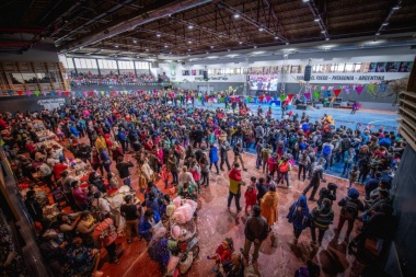 Multitudinaria participación de los vecinos en los festejos del Carnaval del Fin del Mundo