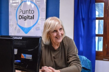 "Punto Digital" acerca la tecnología a los adultos mayores .