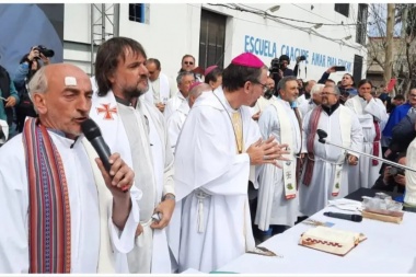 Curas de barrios populares realizaron una masiva misa en desagravio del Papa Francisco y con duras críticas a Milei