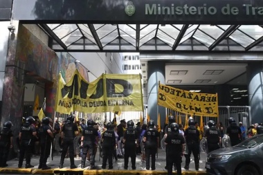 Raúl Castells encabezó la primera movilización contra Javier Milei: sobre la vereda y sin cortar la calle