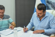 Vuoto firmó el contrato de obra para el cambio del césped sintético del estadio 'Hugo Lumbreras'